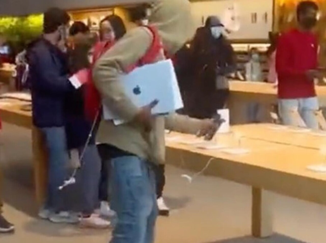 Apple mağazasında gündüz vakti şok yağmalama