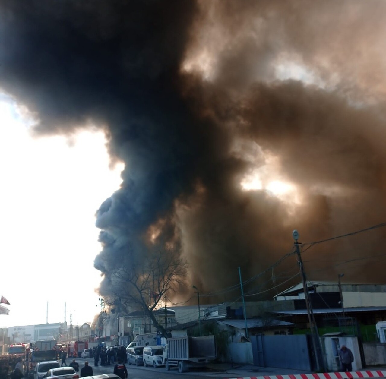 Sultangazi'de bir oto yedek parça fabrikasında yangın çıktı