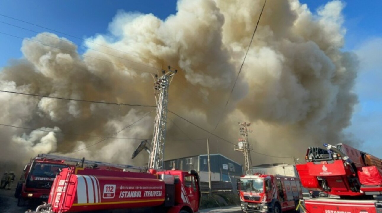 Sultangazi'de bir oto yedek parça fabrikasında yangın çıktı